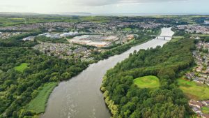 Mountsandel on the River Bann. The Mesolithic site is in the field to the far right of the image.